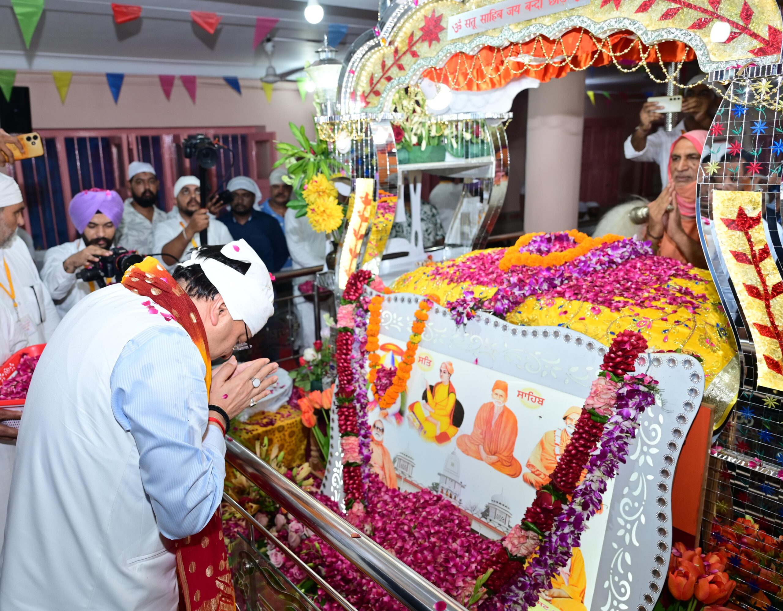 सप्तसरोवर में सतगुरू लाल दास महाराज के 50वें निर्वाण दिवस पर सीएम धामी ने की श्रद्धांजलि अर्पित