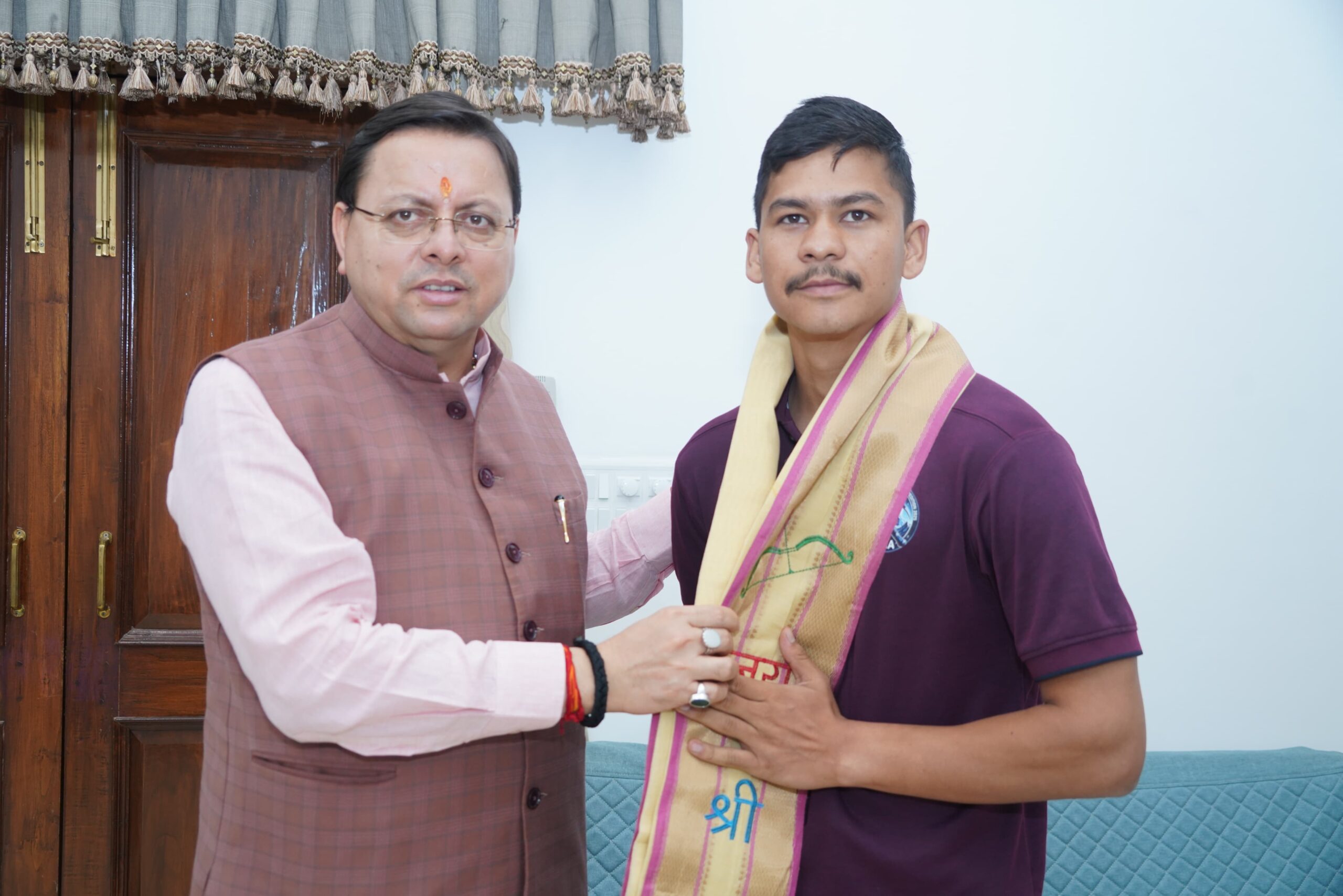 सीएम धामी ने एवरेस्ट विजेता वीरेन्द्र सिंह सामंत को दी बधाई