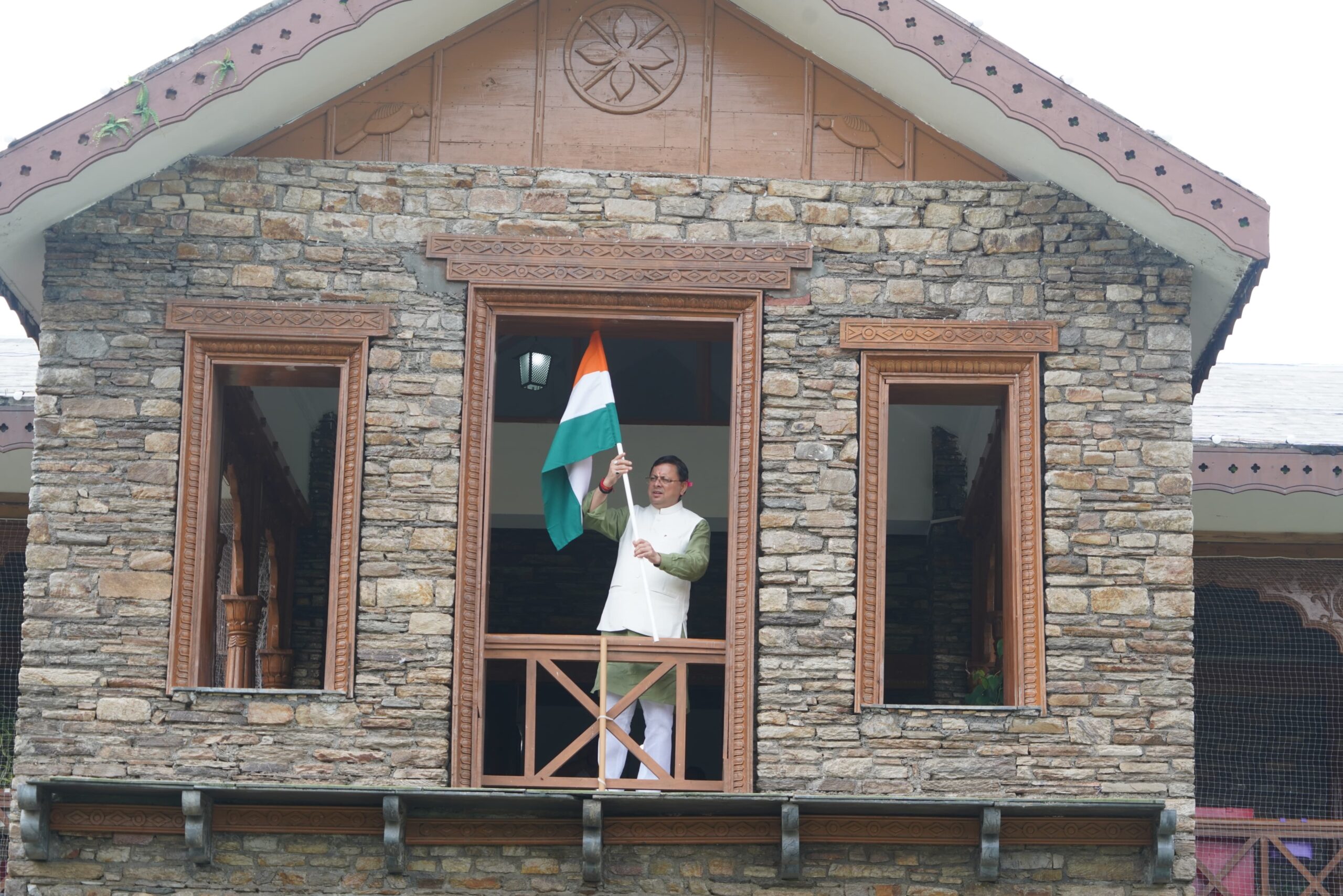 मुख्यमंत्री पुष्कर सिंह धामी ने बुधवार को मुख्यमंत्री आवास में ‘हर घर तिरंगा’ अभियान के अंतर्गत तिरंगा फहराया।