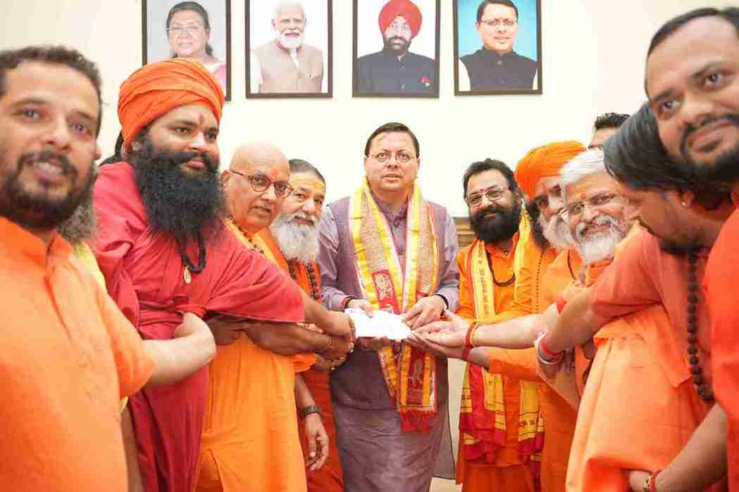 अखाड़ा परिषद ने आपदा राहत कार्यों में निभाई अग्रणी भूमिका, सीएम धामी ने संत समाज के योगदान का किया सम्मान