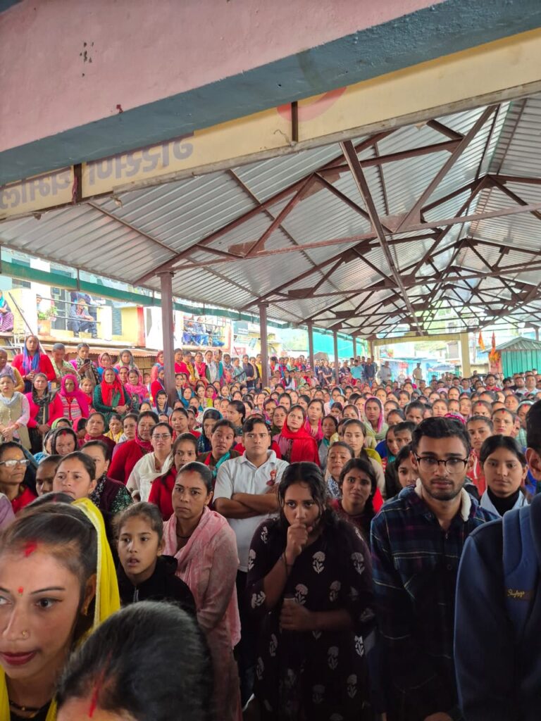 गर्भवती महिला की मौत से नाराज ग्रामीणों ने गैरसैंण तहसील घेरा