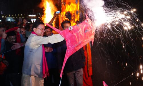 सीएम धामी विजयदशमी पर लक्ष्मण चौक, देहरादून में आयोजित दशहरा महोत्सव व रावण दहन में हुए शामिल