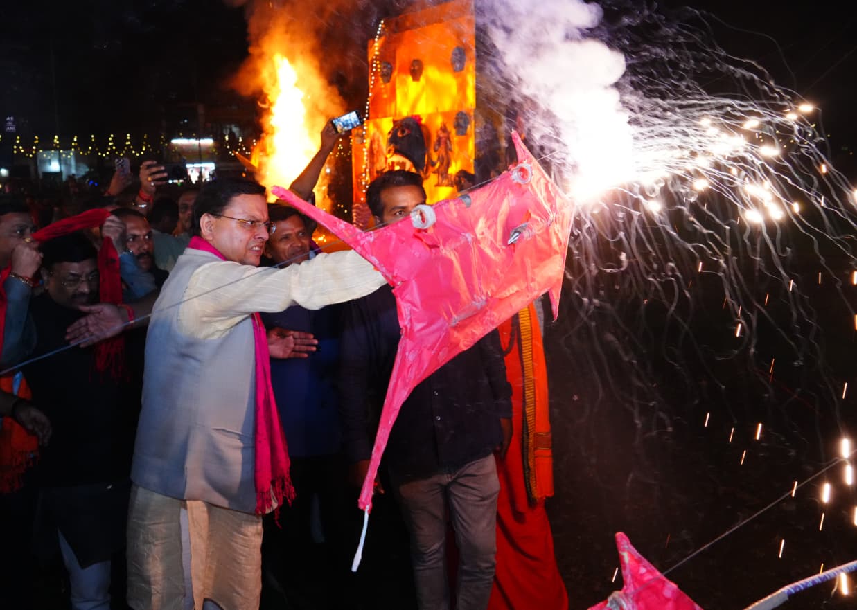 सीएम धामी विजयदशमी पर लक्ष्मण चौक, देहरादून में आयोजित दशहरा महोत्सव व रावण दहन में हुए शामिल
