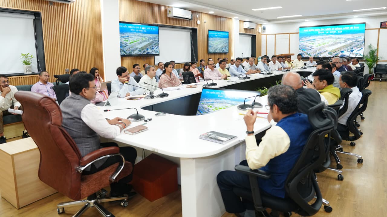 मुख्य सचिव आनंद बर्द्धन ने उद्योगों से जुड़े मामलों के त्वरित निस्तारण और सुविधाओं के बेहतर माहौल के निर्देश दिए