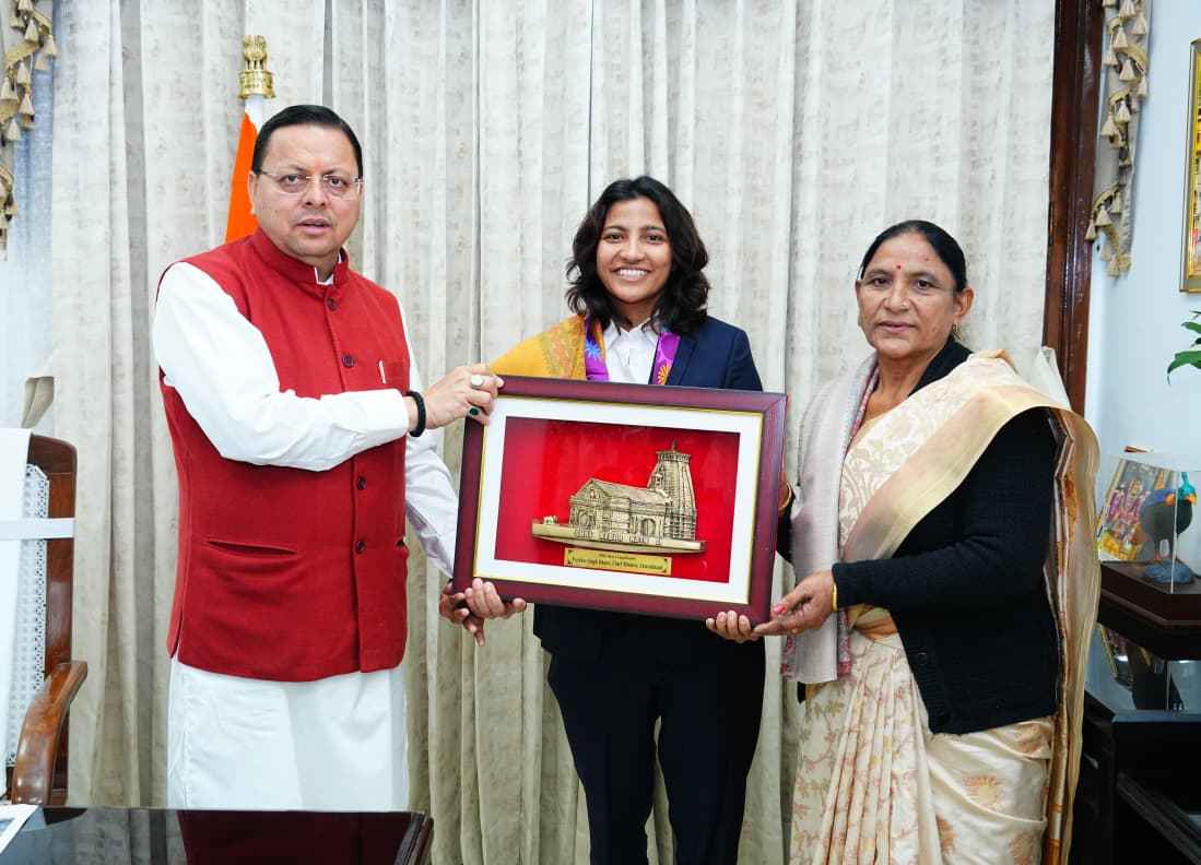 महिला विश्व कप विजेता क्रिकेटर स्नेह राणा ने की मुख्यमंत्री पुष्कर सिंह धामी से शिष्टाचार भेंट