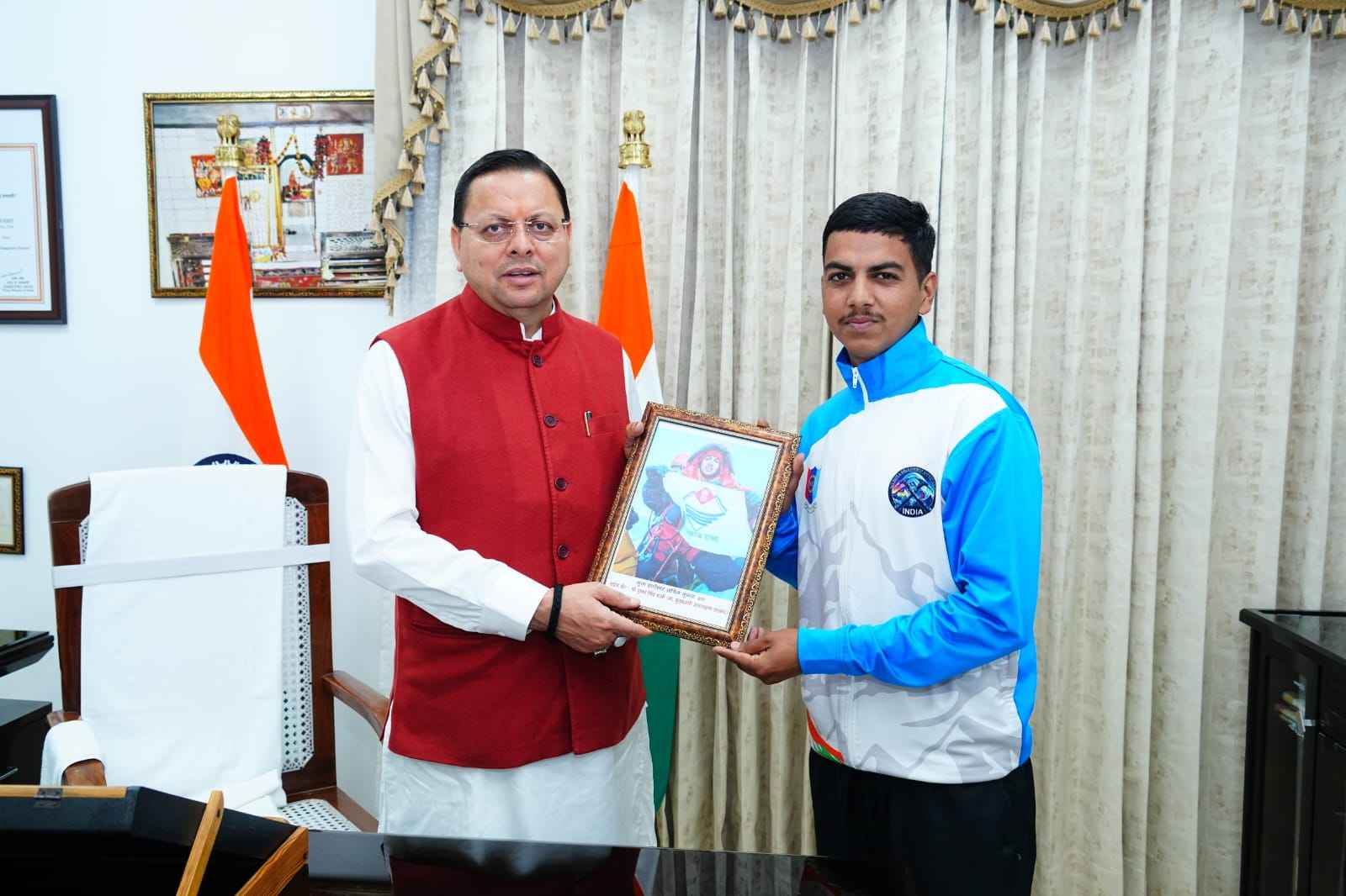 मुख्यमंत्री  पुष्कर सिंह धामी से माउंट एवरेस्ट फतह करने वाले 16 वर्षीय बालक सचिन कुमार ने की शिष्टाचार भेंट