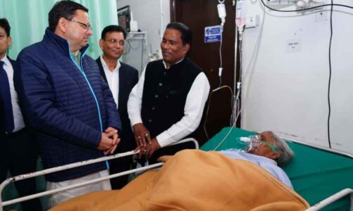 सीएम धामी ने CMI अस्पताल में पूर्व विधायक देशराज कर्णवाल की माताजी का हालचाल जाना