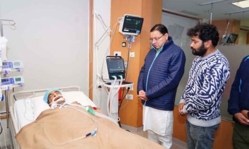 सीएम धामी ने मैक्स हॉस्पिटल में लोकगायक गोविंद दिगारी के पिता हिम्मत सिंह से की मुलाकात