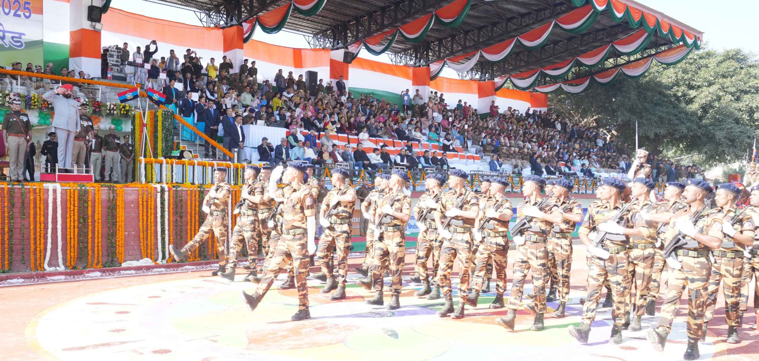 राज्य स्थापना के रजत जयंती समारोह में राज्यपाल ने रैतिक परेड की सलामी ली