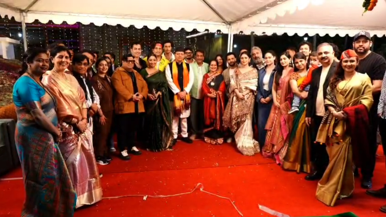 लोकपर्व इगास के शुभ अवसर पर कलाकारों ने मुख्यमंत्री पुष्कर सिंह धामी से की मुलाकात