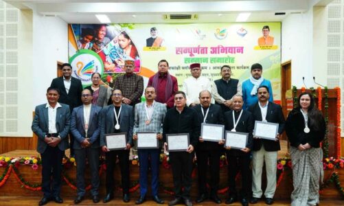 आकांक्षी जिला-खंड कार्यक्रम में उत्कृष्ट प्रदर्शन करने वाले जिलों व विकासखंडों को मुख्यमंत्री ने किया सम्मानित