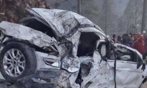 शादी समारोह से लौटते समय बड़ा हादसा: खाई में लुढ़की कार, तीन लोगों की मौत