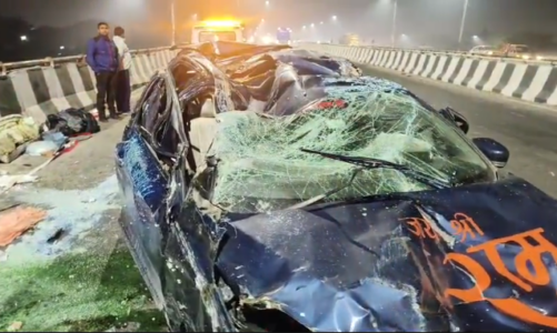 लापरवाही ओर तेज रफ्तार से आ रही कार के नीचे मजदूरों के दबने से मची अफरा तफरी ।