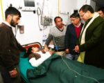 क्वानू-मीनस मोटर मार्ग दुर्घटना में घायल यात्रियों का हाल पूछने दून अस्पताल पहुंचे मुख्यमंत्री धामी