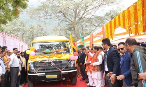 मुख्यमंत्री ने सीएसआर मद से प्राप्त दो वाहनों को हरी झंडी दिखाकर किया रवाना।