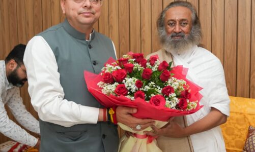 सीएम पुष्कर सिंह धामी ने ऋषिकेश में श्रीश्री रविशंकर से मुलाकात की