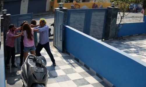 देहरादून में रंग लगाने के बहाने छेड़छाड़, घर में घुसकर मारपीट का आरोप,दो वायरल वीडियो सामने आए