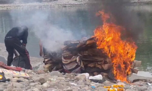 सूखी लकड़ी न मिली, डीजल-टायर से बेटी को दी अंतिम विदाई