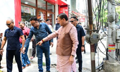 सीएम हेल्पलाइन पर दर्ज शिकायत की पड़ताल करने खुद मौके पर पहुंचे सीएम धामी
