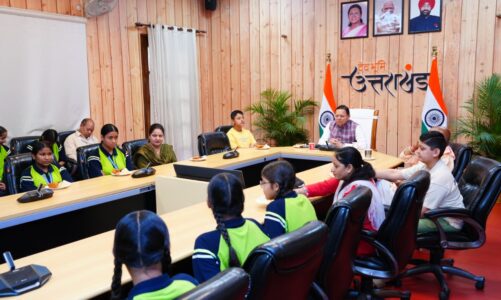 मुख्यमंत्री ने बालिकाओं के साथ प्रधानमंत्री के मन की बात के 134 वें संस्करण को सुना
