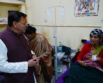 जिला अस्पताल पहुंचे सीएम धामी, मरीजों से मिलकर जाना स्वास्थ्य सेवाओं का हाल
