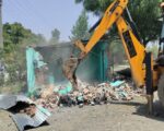 देहरादून में एक्शन: शीशम बाड़ा में सरकारी जमीन पर बनी अवैध मजार ध्वस्त, चला बुलडोजर