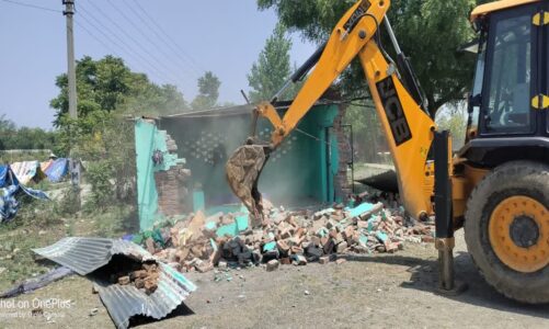 देहरादून में एक्शन: शीशम बाड़ा में सरकारी जमीन पर बनी अवैध मजार ध्वस्त, चला बुलडोजर