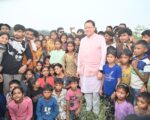 बच्चों के बीच पहुंचे सीएम धामी, सफलता के मंत्र देकर बढ़ाया उत्साह
