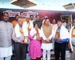 संविधान हत्या दिवस पर सीएम धामी ने लोकतंत्र सेनानियों को किया सम्मानित