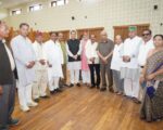 मुख्यमंत्री से पूर्व विधायकों ने की शिष्टाचार भेंट, सर्वाधिक कार्यकाल के लिए दी बधाई