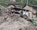 चमोली में बारिश बनी आफत: किमाना गांव में भूस्खलन से कई घर खतरे में, सड़कें बंद, परिवार सुरक्षित स्थानों पर शिफ्ट