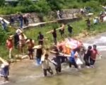 पांच साल से पुल का इंतजार, उफनती नदी पार कर शवयात्रा ले जाने को मजबूर ग्रामीण