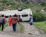 ब्रेक फेल होने से पलटा यात्रियों से भरा टेंपो ट्रेवल्स, 17 यात्री सवार; बड़ा हादसा टला