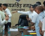 SIR बैठक में भाजपा-कांग्रेस आमने-सामने, मतदाता सूची की आपत्तियों को लेकर तीखी नोकझोंक; भाजपाइयों का धरना