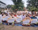 हल्द्वानी में ‘शुद्धिकरण’ विवाद पर कांग्रेस का प्रदर्शन, भाजपा नेताओं पर एससी-एसटी एक्ट में मुकदमे की मांग