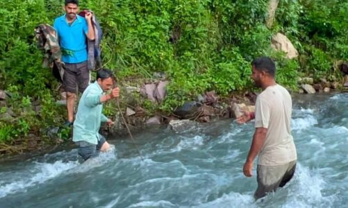 2013 की आपदा में टूटा अमलावा पुल आज तक नहीं बना, उफनती नदी पार करने को मजबूर ग्रामीण