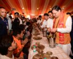 पुष्पवर्षा, चरण प्रक्षालन और सेवा का संदेश: सीएम धामी ने कांवड़ियों का किया सम्मान