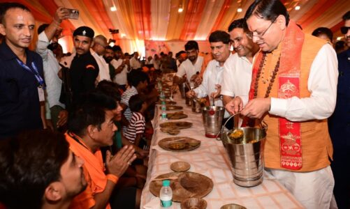 पुष्पवर्षा, चरण प्रक्षालन और सेवा का संदेश: सीएम धामी ने कांवड़ियों का किया सम्मान