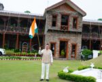 मुख्यमंत्री धामी ने मुख्यमंत्री आवास पर तिरंगा लगाकर दिया ‘हर घर तिरंगा’ का संदेश