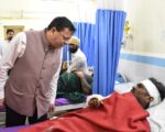 घायल श्रमिकों से मिले मुख्यमंत्री, जिला अस्पताल में जाना कुशलक्षेम