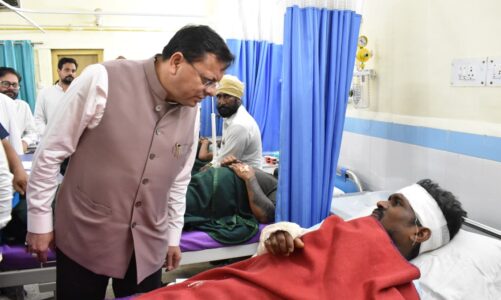 घायल श्रमिकों से मिले मुख्यमंत्री, जिला अस्पताल में जाना कुशलक्षेम