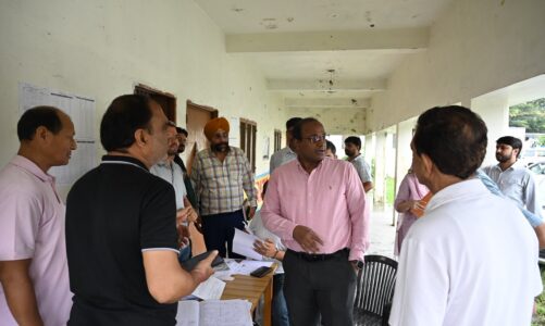 मुख्य निर्वाचन अधिकारी ने किया मतदान केंद्रों का निरीक्षण, मतदाताओं से लिया फीडबैक
