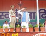 परेड ग्राउंड में सीएम धामी ने फहराया तिरंगा, वीर बलिदानियों को किया नमन