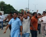 रुद्रपुर में गिरफ्तारी की मांग पर वाल्मीकि समाज का प्रदर्शन, हाईवे जाम; कोतवाली घेराव की चेतावनी