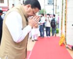 शहीद स्मारक पहुंचे CM धामी, अमर शहीदों को नमन कर अर्पित की पुष्पांजलि
