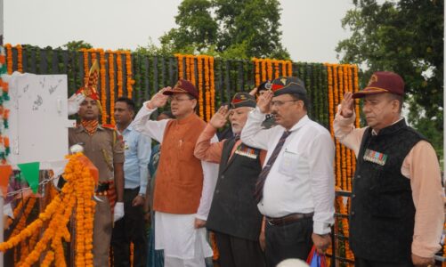 सीमांत क्षेत्र में शहीद स्मारक एवं विशाल तिरंगे का लोकार्पण, सीएम धामी ने वीर शहीदों को किया नमन