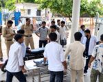 रुड़की में युवक ने चाकू से काटी गर्दन, हालत गंभीर
