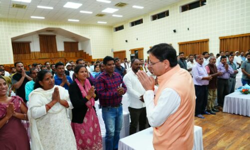 दूरस्थ क्षेत्रों से आए लोगों से संवाद कर मुख्यमंत्री ने सुनी समस्याएं, समाधान के लिए अधिकारियों को दिए निर्देश