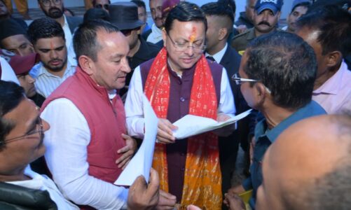 पैतृक गांव हड़खोला पहुंचे सीएम धामी, श्री हरि चंद देवता मंदिर में की पूजा-अर्चना