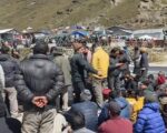 केदारनाथ में अस्थायी दुकानें हटाने पर व्यापारियों का विरोध, हेलीपैड पर दिया धरना